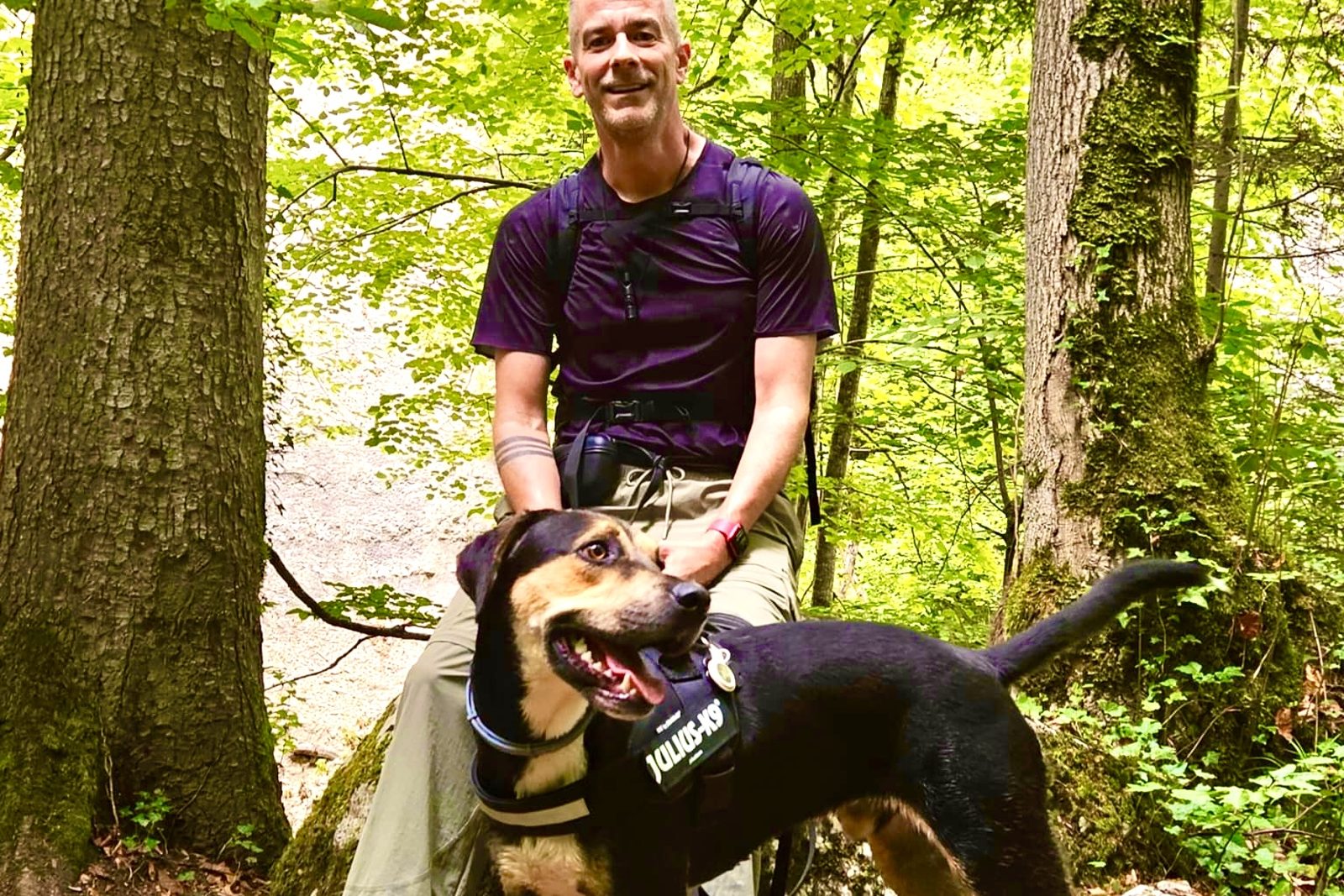 Carsten Diederich mit seinem Hund Focs auf einem Waldweg